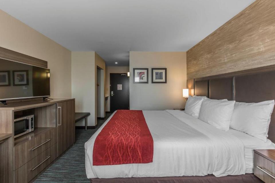 Comfort Inn Suites Airport North Hotel Calgary Reviews Photos