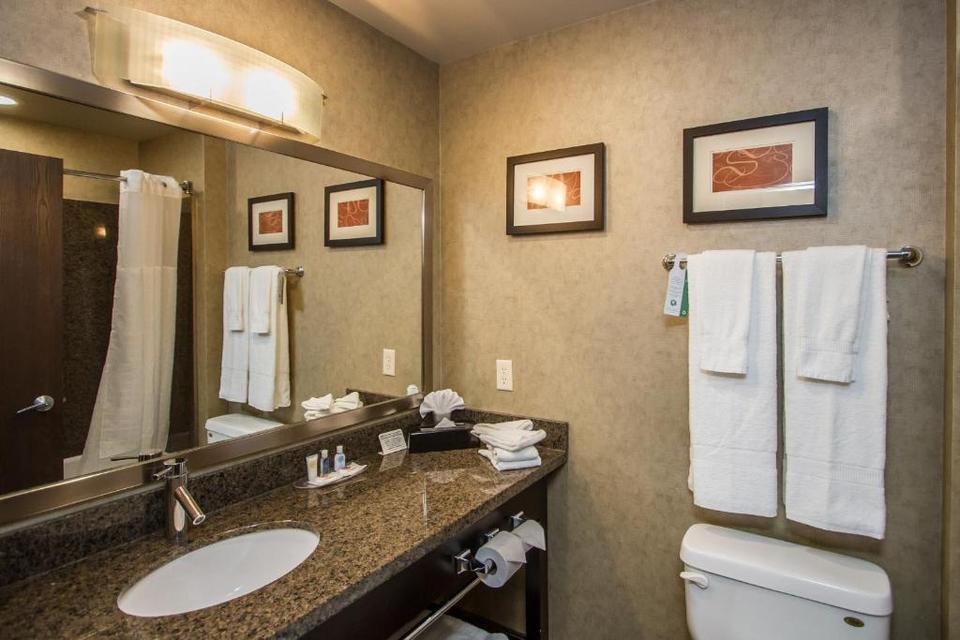 Comfort Suites Hotel Kelowna Reviews Photos Prices Check In