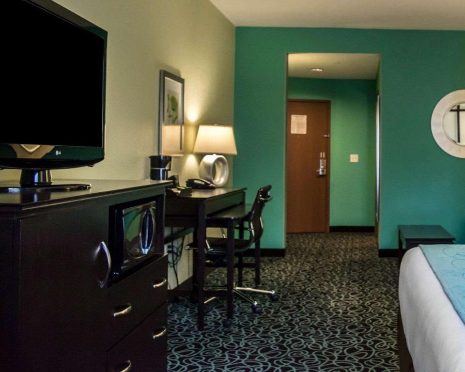 Comfort Suites Fairgrounds Casino Hotel Tampa Reviews Photos