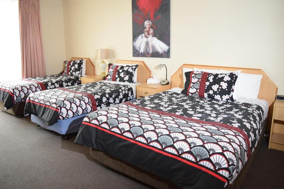 Golden Age Motor Inn Hotel Queanbeyan Reviews Photos Prices