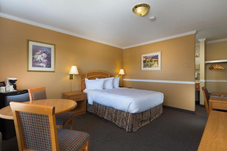 Inn Suites Hotel Kelowna Reviews Photos Prices Check In Check