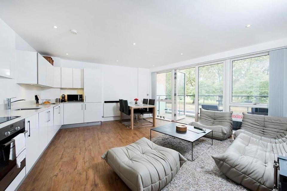 Modern Luxury 2br Across From Victoria Park Hotel London Reviews