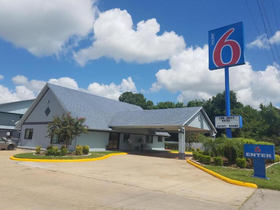 Motel 6 Hotel Alvin Reviews Photos Prices Check In Check