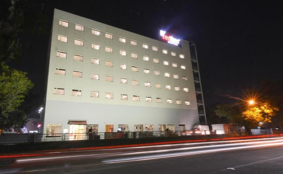 Red Fox Hotel Chandigarh Reviews Photos Prices Check In - 