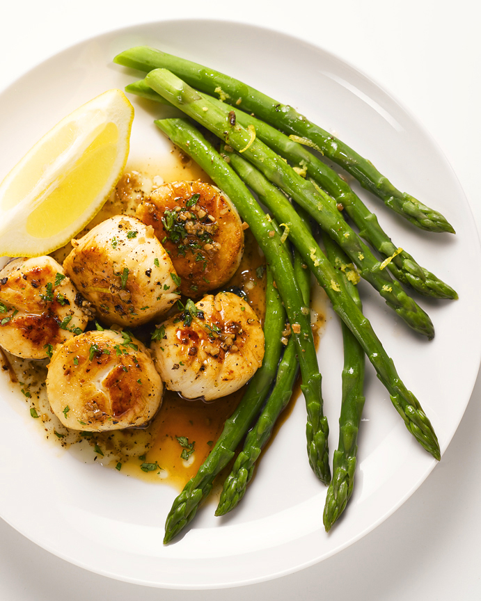 Гребешки рецепт приготовления. Гребешки с зеленым луком Вьетнам. Scallops with Asparagus. Котлеты из морского гребешка какая Страна. Гребешок по английски.