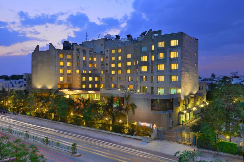 2 5 Star Hotels In Vadodara Save Upto 70 Recommended The Gateway Hotel Akota